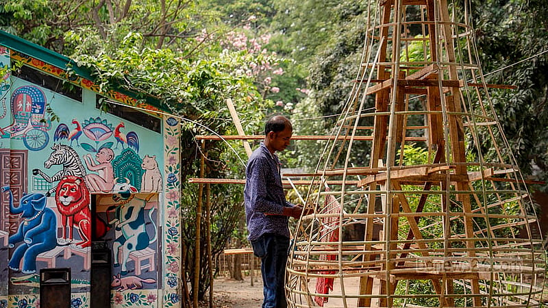 পহেলা বৈশাখ সামনে রেখে ঢাকা বিশ্ববিদ্যালয়ের চারুকলা অনুষদে মঙ্গল শোভাযাত্রার পুতুল তৈরি করছেন কয়েকজন