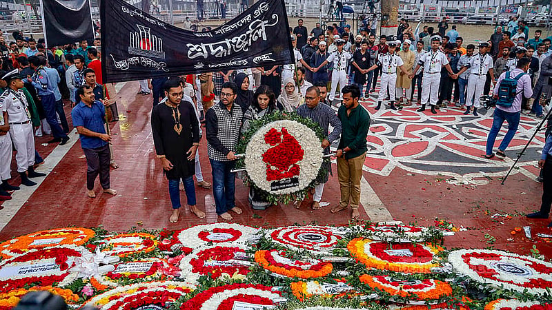 একুশে ফেব্রুয়ারি শহীদ দিবস ও আন্তর্জাতিক মাতৃভাষা দিবসে কেন্দ্রীয় শহীদ মিনারে শ্রদ্ধা নিবেদন করে বিশ্বসাহিত্য কেন্দ্র