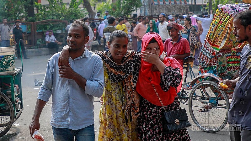 বিভিন্ন সরকারি প্রতিষ্ঠানের আউটসোর্সিং কর্মীরা শাহবাগ মোড় অবরোধ করলে দীর্ঘ যানজট তৈরি হয়; বিপাকে পড়েন সে পথ দিয়ে যাতায়াত করা মানুষ