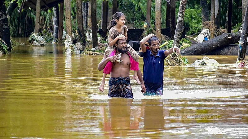 কয়েকদিন ধরে টানা বৃষ্টি ও উজান থেকে নেমে আসা ঢলে সিলেটের পাঁচ উপজেলায় দেখা দিয়েছে বন্যা, দুর্গতদের অনেকেই যাচ্ছেন আশ্রয়কেন্দ্রে।