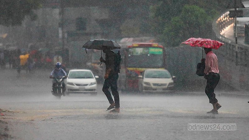 ভর দুপুরে আকাশ আঁধার করে নামে বৃষ্টি; বৃহস্পতিবার দুপুরে রামপুরা ব্রিজ এলাকায় ঝুম বৃষ্টির মধ্যে ছাতা হাতে গন্তব্যের পথে