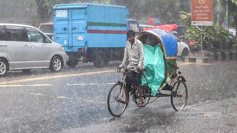বৃষ্টির মধ্যেই ভিজে ভিজে রিকশা চালান অনেকে। বুধবার ডিএমপি কার্যালয়ের সামনে থেকে তোলা