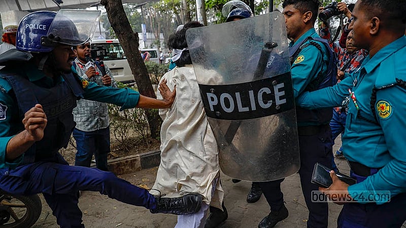 এমপিওভুক্ত শিক্ষকরা মঙ্গলবার সচিবালয় অভিমুখে যাত্রা শুরু করে শিক্ষা ভবনের সামনে পুলিশের বাধার মুখে সেখানে সড়কে অবস্থান নিতে গেলে পুলিশ তাদের ছত্রভঙ্গ করে দেয়