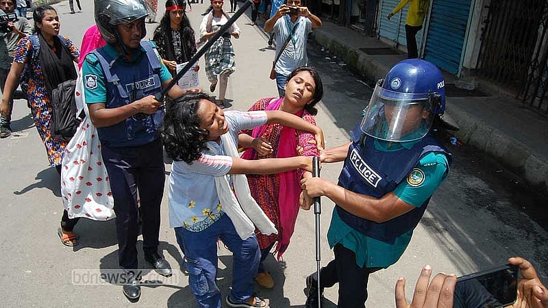 বরিশাল শহরে বুধবার 'মার্চ ফর জাস্টিস' কর্মসূচি থেকে এক শিক্ষার্থীকে আটক করে পুলিশ।