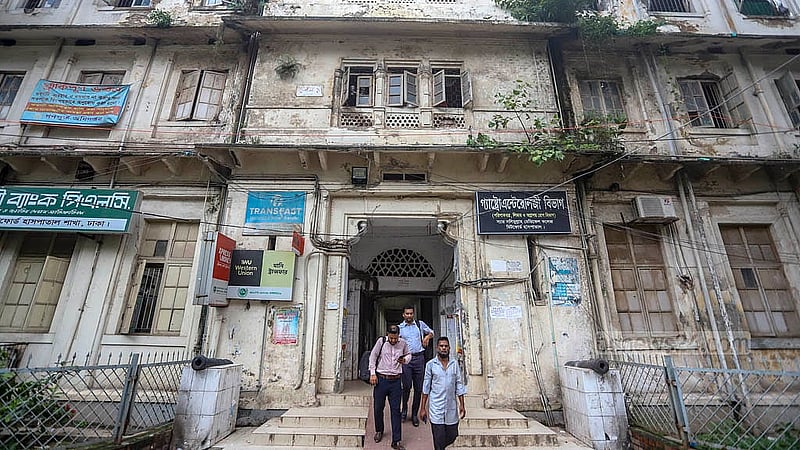 স্যার সলিমুল্লাহ মেডিকেল কলেজ মিটফোর্ড হাসপাতালের এক নম্বর ভবনটি ‘ঝুঁকিপূর্ণ’ ঘোষণা করা হয়েছে। ভবনটিতে ব্যাংক ও হাসপাতালের চিকিৎসা কার্যক্রম চলছে। ওপরের তলায় থাকছেন হাসপাতালের কর্মীরা