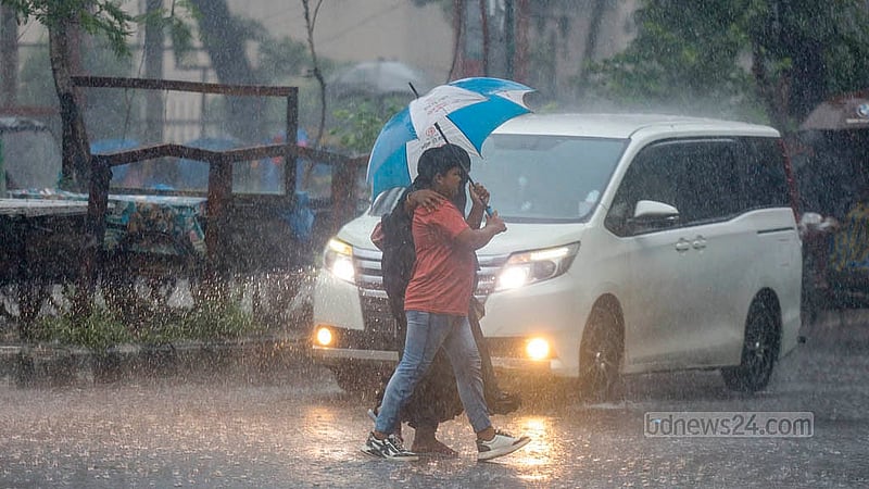 ঢাকায় মঙ্গলবার দুপুরে আকাশ কালো হয়ে ঝুম বৃষ্টি নামে; দিনের বেলাতেই হেডলাইট জ্বালিয়ে চলাচল করে অনেক গাড়ি