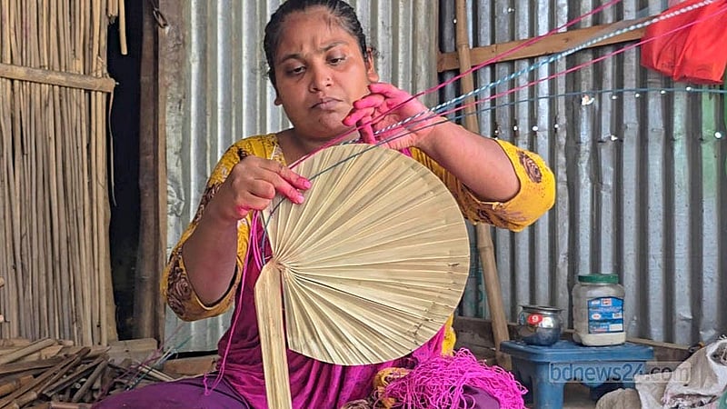 ফরিদপুরের বোয়ালমারী উপজেলার সাতৈর ইউনিয়নের একটি গ্রামে চলছে হাতপাখা তৈরির কাজ। কয়েকটি ধাপে কাজ করছেন এক নারী
