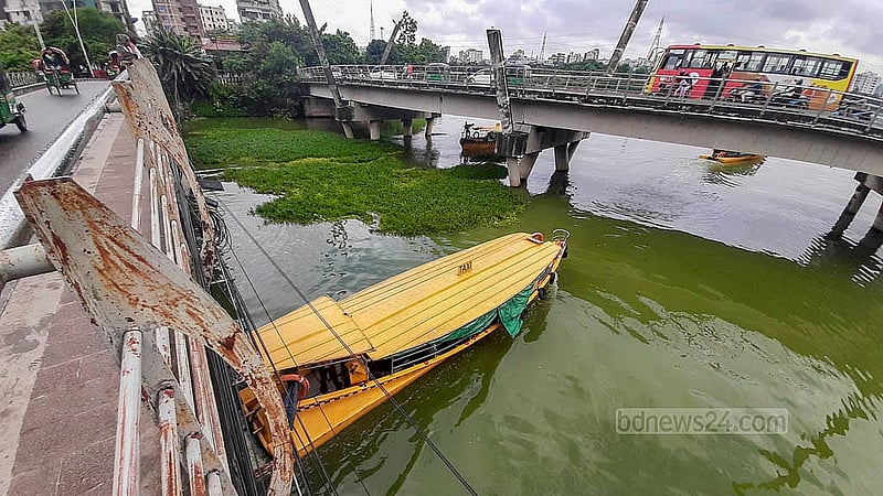 রাজধানীর পুলিশ প্লাজা সংলগ্ন হাতিরঝিলের বাড্ডা সংযোগ সেতুর নিচে দুই দিকে চলে ওয়াটার ট্যাক্সি। কিন্তু সেখানে আগাছা বেড়ে ওঠায় নৌযানগুলোর স্বাভাবিক চলাচল ব্যাহত হচ্ছে