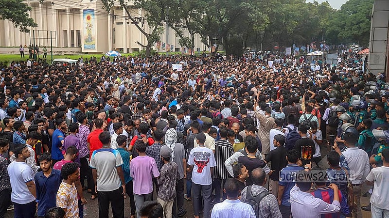 শিক্ষা উপদেষ্টা ও সচিবের পদত্যাগের দাবিতে মঙ্গলবার সচিবালয়ের সামনে বিক্ষোভ করেন শিক্ষার্থীরা