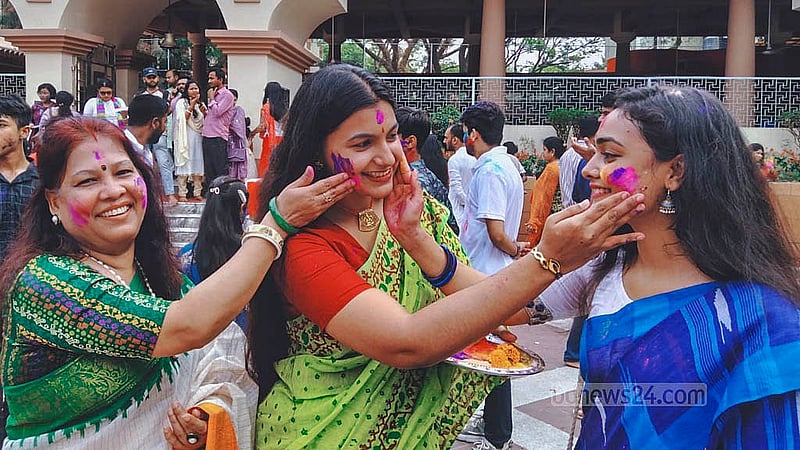 দোল উৎসবে শুক্রবার ঢাকেশ্বরী মন্দিরে আবির মেখে উচ্ছ্বসিত নারীরা