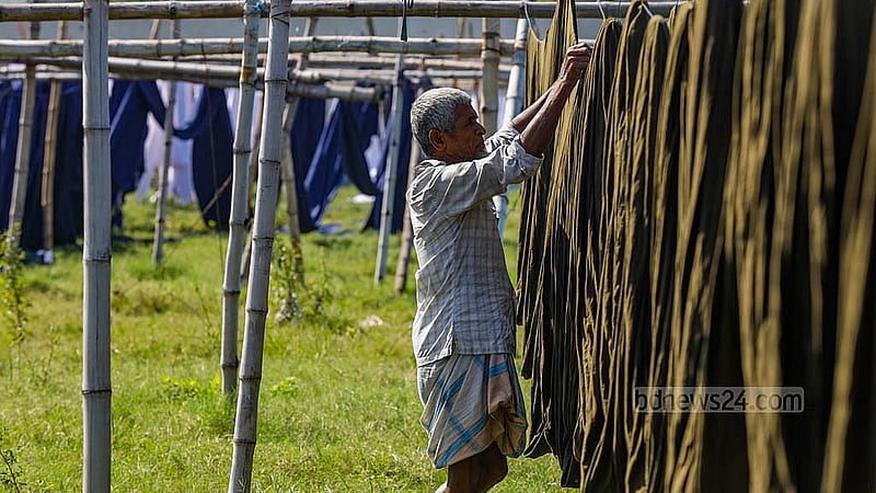 রোদের শুকানোর জন্য নারায়ণগঞ্জের ফতুল্লার পোস্ট অফিস রোডের একটি মাঠে মেলে দেওয়া হচ্ছে রঙিন গেঞ্জির কাপড়