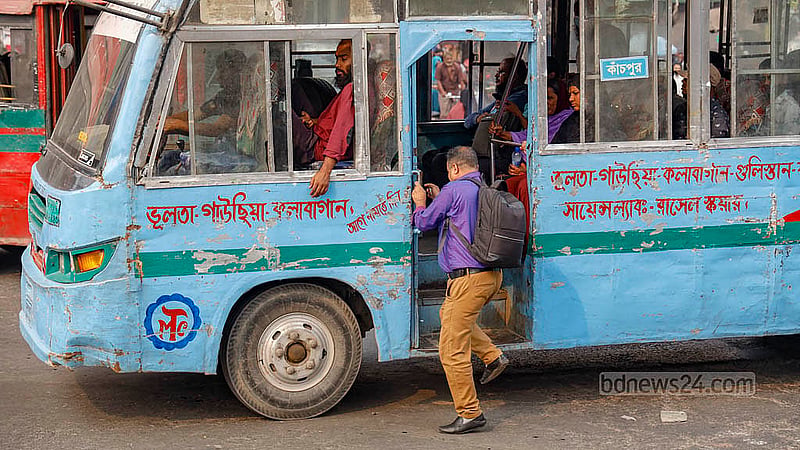আওয়ামী লীগের ডাকা হরতালের কোনো লক্ষণ নেই রাজধানীর পথেঘাটে। স্বাভাবিক দিনের মত সড়কে লেগে আছে যানজট, বাসে উঠতে যুদ্ধ করতে হয় মানুষকে