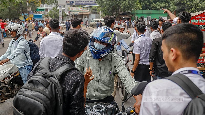 ছয় দাবিতে বুধবার তেজগাঁওয়ের সাত রাস্তায় অবরোধ করেন ঢাকা পলিটেকনিক ইনস্টিটিউটের শিক্ষার্থীরা; জরুরি বাহন ছাড়া অন্য কোনো গাড়ি চলাচল করতে দেননি তারা