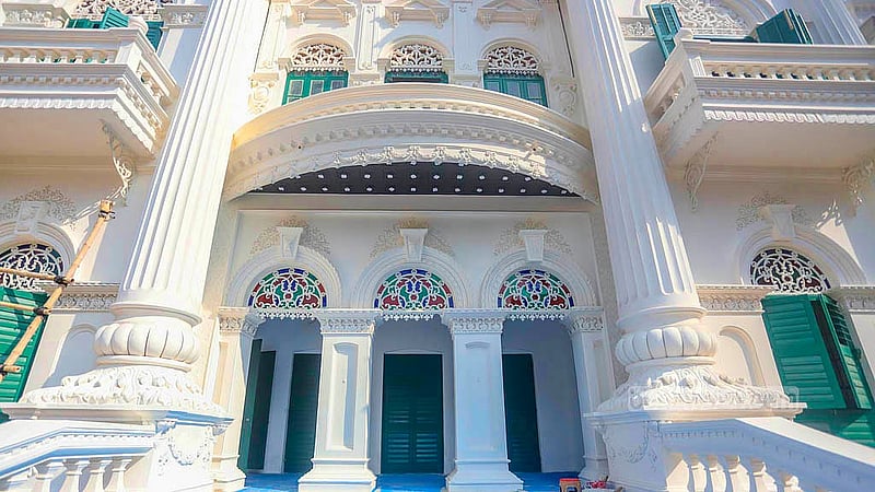প্রায় ৭ হাজার বর্গফুট আয়তনের প্রাচীরবেষ্টিত রোজ গার্ডেনের এই মঞ্জিলের উচ্চতা প্রায় ৪৫ ফুট। ভবনের মূল বারান্দার সঙ্গে রয়েছে অর্ধচন্দ্রাকৃতির ব্যালকনি। এর অবস্থান প্রবেশপথের তিনটি খিলানের উপরে
