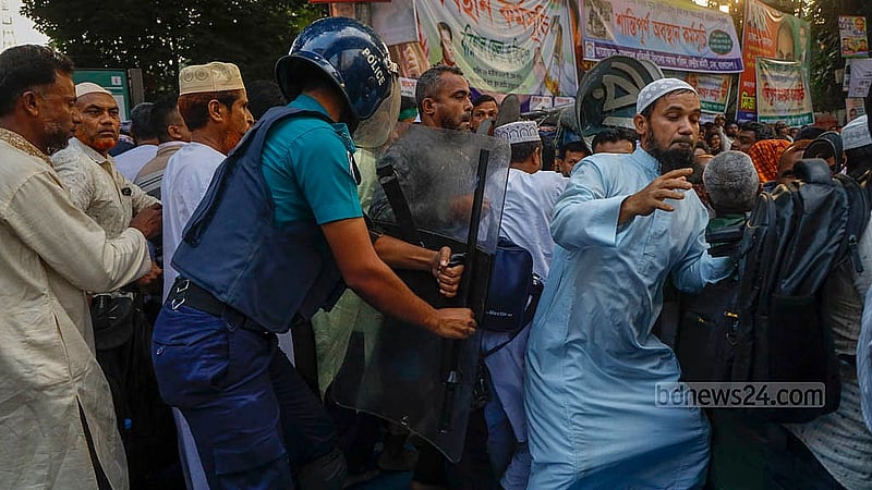ঢাকায় জাতীয় প্রেস ক্লাবের সামনে রোববার বিকালে অবস্থান নেওয়া নন এমপিও শিক্ষকদের সরিয়ে দেয় পুলিশ
