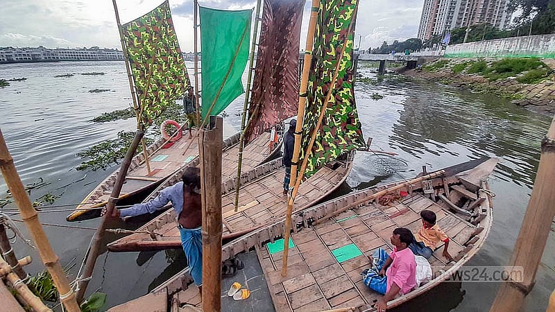 ঢাকায় বুড়িগঙ্গা নদীর মিল ব্যারাক ঘাটে যাত্রীর অপেক্ষায় পালতোলা নৌকা