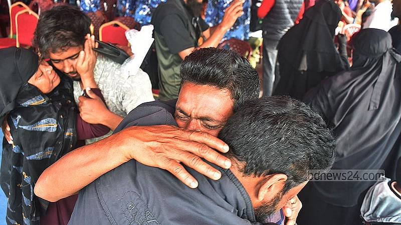 আন্তর্জাতিক সমুদ্রসীমায় মাছ ধরতে গিয়ে ভারতীয় কোস্ট গার্ডের হাতে আটক জেলে ও নাবিকদের হস্তান্তরের সময় আবেগঘন পরিবেশ তৈরি হয়, অনেকেই কান্নায় ভেঙে পড়েন