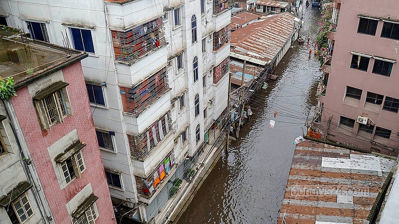 বৃষ্টিতে তলিয়ে গেছে যাত্রাবাড়ির মীরহাজিরবাগ। যেন পানির ওপর ভাসছে উঁচু দালান, ঘরবাড়ি
