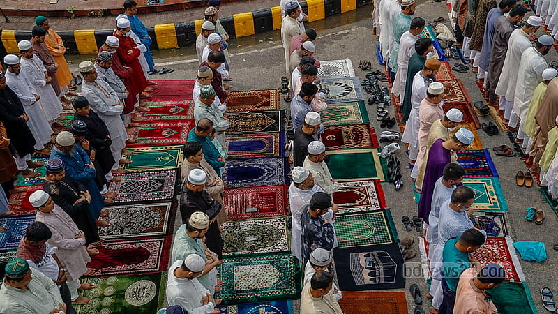 জাতীয় ঈদগাহে সোমবার ঈদুল ফিতরের জামাতে অংশ নেন সব বয়সের, সব শ্রেণি-পেশার মানুষ