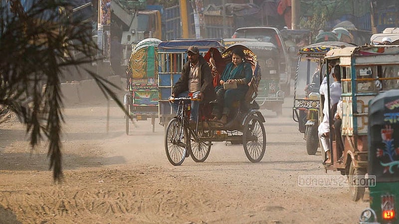 ঢাকা-নারায়ণগঞ্জ মহাসড়কের শ্যামপুর এলাকায় ধুলা থেকে বাঁচতে অনেকেই মুখ ও মাথায় কাপড় পেঁচিয়ে যাতায়াত করেন