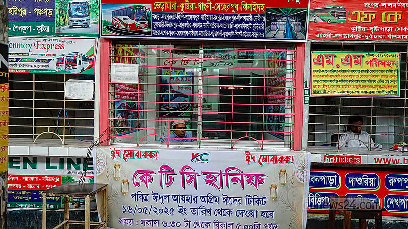 কোরবানির ঈদ ঘিরে শুক্রবার সকাল থেকে বাসের আগাম টিকেট বিক্রি শুরু হয়েছে। কিছু বাস কোম্পানি তাদের আগাম টিকেট বিক্রির কাউন্টারের নাম ও ঠিকানা ব্যানারে লিখে ঝুলিয়ে রেখেছে গাবতলী বাস টার্মিনালে