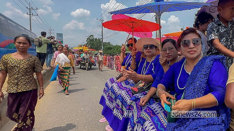 পার্বত্য জেলা খাগড়াছড়িতে রোববার মারমা সম্প্রদায়ের মাহা সাংগ্রাই উৎসবের শোভাযাত্রায় অংশ নেন জেলার বিভিন্ন জায়গা থেকে আসা মানুষ