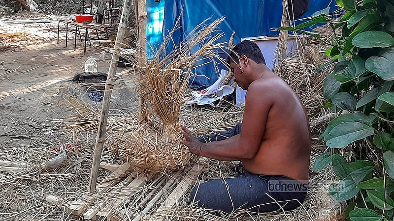 ঢাকা বিশ্ববিদ্যালয়ের জগন্নাথ হলে প্রতিমা তৈরিতে মৃৎশিল্পীদের ব্যস্ততা। এখান থেকে আকার ও নকশা অনুযায়ী প্রতিমা বিক্রি হবে ১৫০০ থেকে ২০ হাজার টাকায়