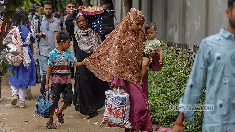 ডিপ্লোমা প্রকৌশলী ও পলিটেকনিক ইনস্টিটিউটের শিক্ষার্থীরা চার দাবিতে বুধবার তেজগাঁওয়ে সাত রাস্তা মোড় অবরোধ করলে দুর্ভোগে পড়েন যাত্রীরা। তারা বাস থেকে নেমে হেঁটে অবরোধ এলাকা পার হন