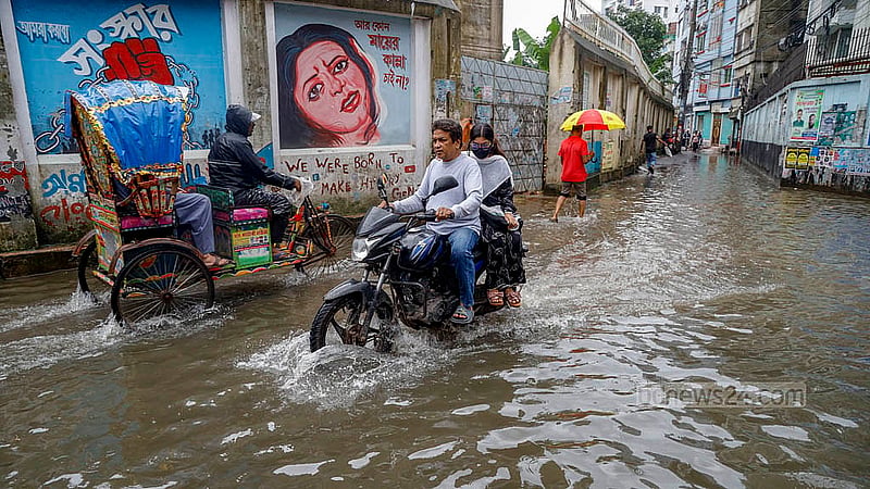 পুরান ঢাকার হোসেনী দালান রোডে জলাবদ্ধতা মাড়িয়ে চলতে হচ্ছে স্থানীয় বাসিন্দাদের