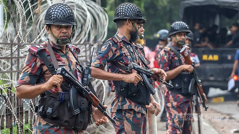 রাষ্ট্রপতি মো. সাহাবুদ্দিনের পদত্যাগের দাবিতে মঙ্গলবার রাত পর্যন্ত বিক্ষোভের পর বুধবার বঙ্গভবনের সামনে সেনা সদস্যদের সঙ্গে মোতায়ন করা হয়েছে বিজিবি সদস্য