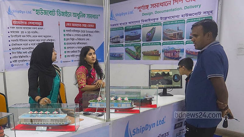 রাজধানীর আগারগাঁওয়ে পর্যটন ভবনে হাউজবোট মেলায় জাহাজ ও হাউজবোট তৈরির একটি স্টলও বসেছে