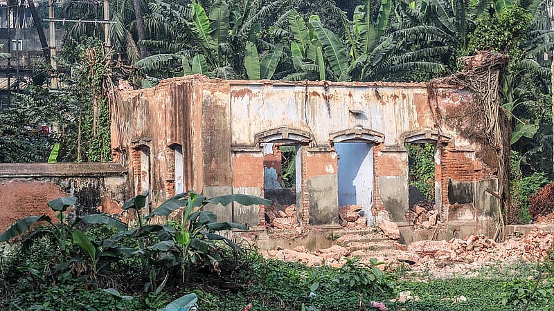 শতবর্ষী ভবনটির চারপাশে এখন কেবলই ধ্বংসচিহ্ন