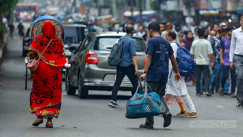 ঢাকা বিশ্ববিদ্যালয়ের শিক্ষার্থী শাহরিয়ার আলম সাম্য হত্যার বিচারের দাবিতে বৃহস্পতিবার সকাল থেকে শাহবাগ মোড়ে ছাত্রদল কর্মীদের অবস্থানের কারণে বিপাকে পড়ে এ পথে চলাচলকারী মানুষ