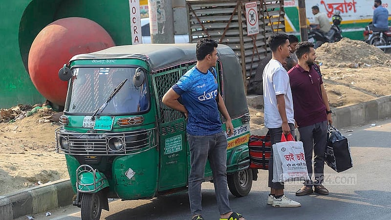 রাজধানীর বিভিন্ন এলাকা থেকে মানুষ রিকশা, অটোরিকশায় করে রাজধানীর দোলাইর পাড় এলাকায় আসছেন দক্ষিণাঞ্চলের বাস ধরতে