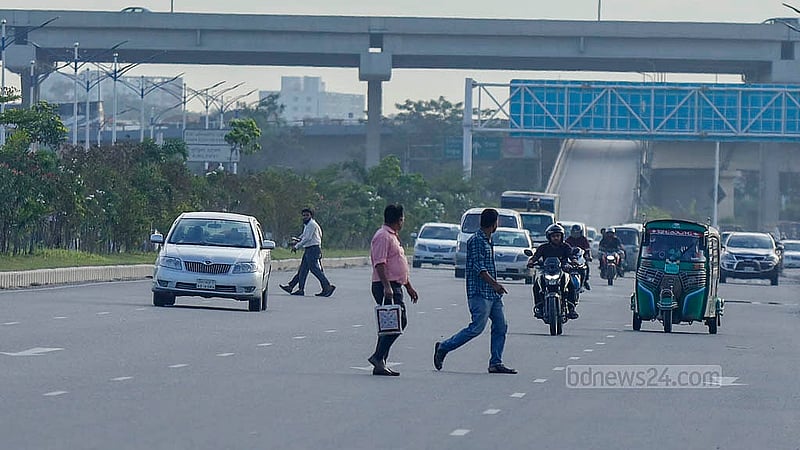 পূর্বাচল এক্সপ্রেসওয়েতে দ্রুতগতিতে চলা যানবাহনের সামনে দিয়ে রাস্তা পার হচ্ছে মানুষ। কয়েক গজ দূরে ফুটব্রিজ থাকলেও ঝুঁকি নিয়ে তারা সড়ক পার হচ্ছেন