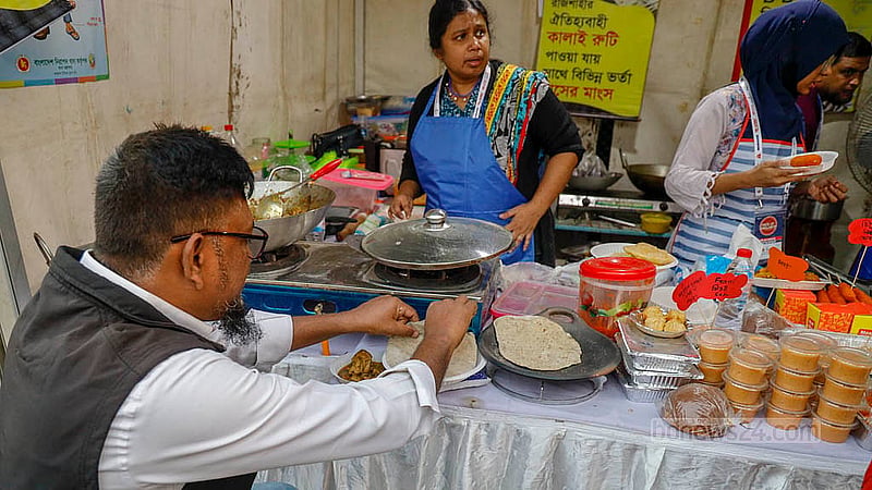 ভোজন-রসিকরা বিভিন্ন স্টল ঘুরে বিভিন্ন এলাকার ঐতিহ্যবাহী সব খাবার দেখছেন। ইচ্ছা হলে তার স্বাদও পরখ করে দেখছেন