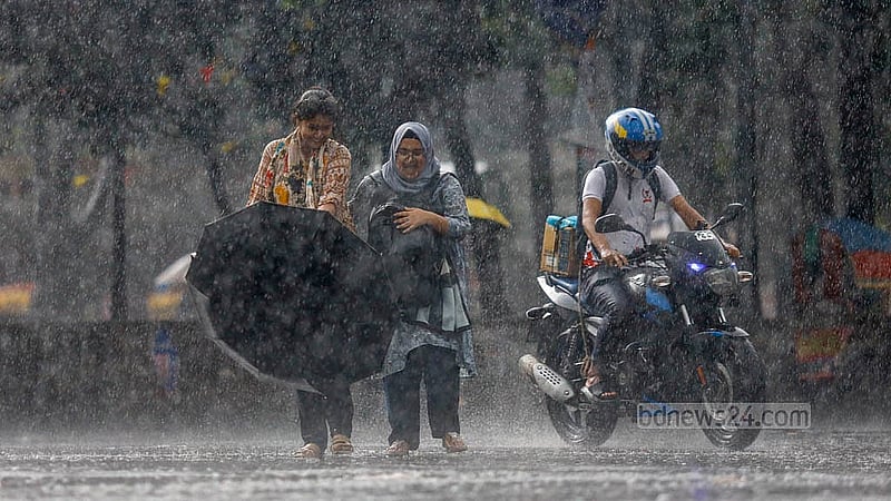 তপ্ত নগরীতে দীর্ঘদিন পর এমন বৃষ্টির দেখা পাওয়ায় অনেকেই ভিজেছেন আপন মনে