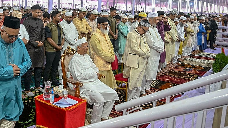 জাতীয় ঈদগাহে সোমবার ঈদুল ফিতরের প্রধান জামাতে অংশ নেন অন্তর্বতী সরকারের প্রধান উপদেষ্টা মুহাম্মদ ইউনূসসহ অন্য উপদেষ্টারা