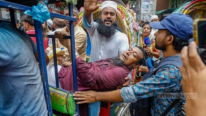 জাতীয় প্রেস ক্লাবের সামনে থেকে বুধবার দুপুরে মিছিল বের করেন স্বতন্ত্র এবতেদায়ী মাদ্রাসা শিক্ষকরা। পরে পুলিশ তাদের মিছিলে সাউন্ড গ্রেনেড ও জলকামান নিক্ষেপ করে। সেসময় অনেক শিক্ষক আহত হন