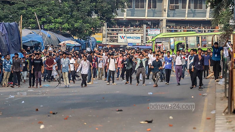 ঢাকার গুলিস্তান জিপিওর সামনে অবস্থান নিয়ে বিক্ষোভকারী এইচএসসি পরীক্ষার্থীদের আইনশৃঙ্খলা বাহিনীর দিকে ইটপাটকেল ছুড়তে দেখা যায়