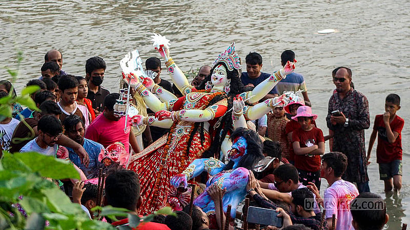 ঢাকার বছিলায় বুড়িগঙ্গা নদীতে রোববার বিকালে প্রতিমা বিসর্জনের মধ্য দিয়ে দেবী দুর্গাকে বিদায় জানান সনাতন ধর্মালম্বীরা