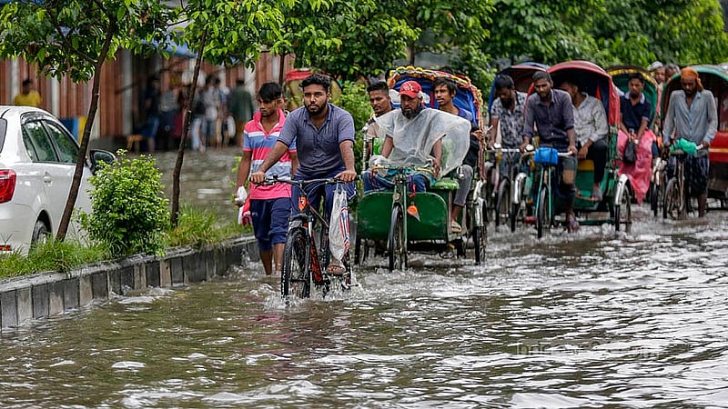 রাতভর বৃষ্টিতে ঢাকার নিউ মার্কেট এলাকায় সৃষ্টি হয় জলাবদ্ধতা; বৃহস্পতিবার সকালে অফিসের পথে বের হয়ে ভোগান্তিতে পড়ে মানুষ