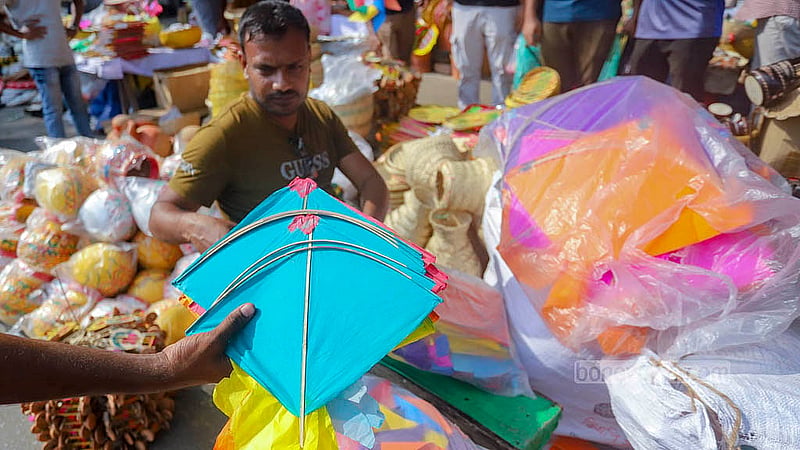 বাংলা নববর্ষ উপলক্ষে অফিস, ব্যবসাপ্রতিষ্ঠান ও ঘর সাজাতে ঘুড়ি কিনছে অনেকেই। রঙ-বেরঙের ঘুড়ি বিক্রি হচ্ছে দোয়েল চত্বরে