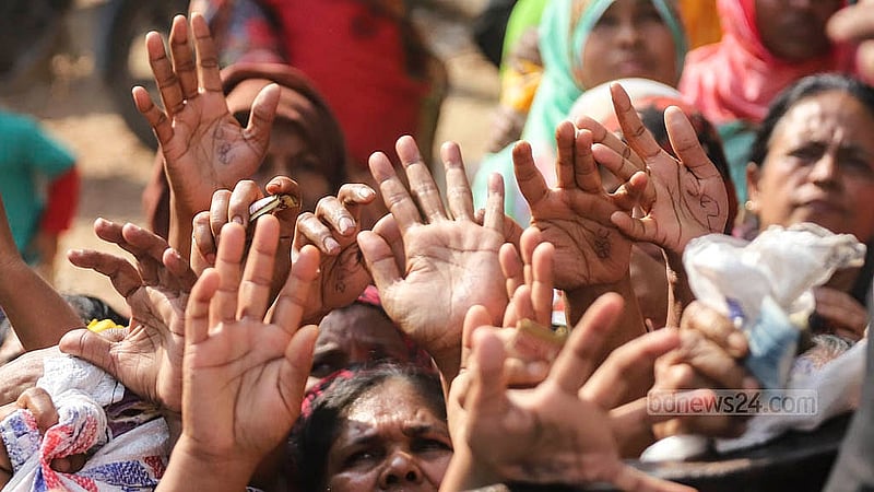 ট্রাকে পণ্য প্রায় শেষ; তারপরও পণ্য পাওয়ার আশায় মানুষের সেই হাতগুলো টিসিবির ট্রাক ঘিরে