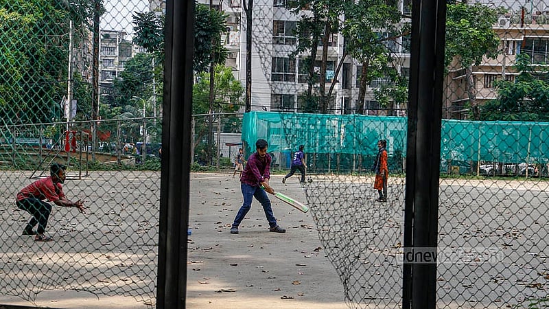 লালমাটিয়ার ত্রিকোন পার্কের মত অবস্থা ডি-ব্লক পার্কেরও। সেখানেও রক্ষণাবেক্ষণের অভাবে নষ্ট হচ্ছে বিভিন্ন রাইড ও স্থাপনা