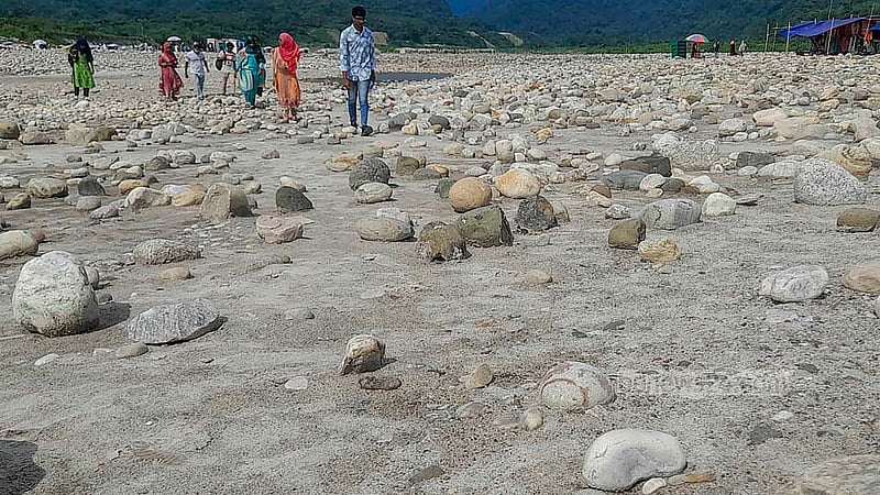 একসময় পাথরে ভরা ছিল সিলেটের ভোলাগঞ্জের সাদাপাথর পর্যটন স্পট। আওয়ামী লীগ সরকার পতনের পর সেসব লুটপাট করে নেওয়া হয়। পরে পাথর উদ্ধার করে আগের জায়গায় বসালেও পুরনো চেহারা ফেরেনি