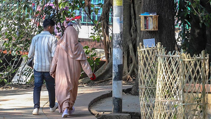 ধানমন্ডি লেকে চলাচলের রাস্তার পাশে গাছ কিংবা বিদ্যুতের খুঁটিতে রাখা ছোট ছোট বাক্সে বই পড়ার অভিনব এ উদ্যোগ অনেকের নজর কেড়েছে। যে কেউ চাইলে এখান থেকে বই নিয়ে পড়ে সময় কাটাতে পারেন