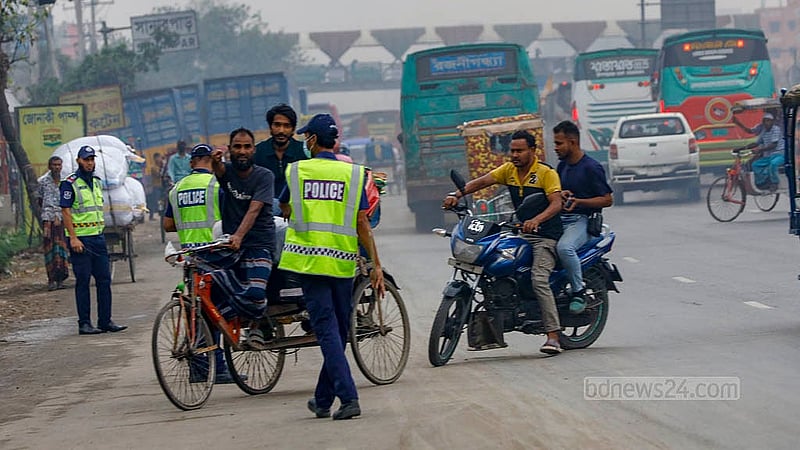 হেলমেট ছাড়া ঝুঁকি নিয়ে উল্টো পথে ঢাকা-চট্টগ্রাম মহাসড়কে মোটরসাইকেল চালাচ্ছেন দুই ব্যক্তি