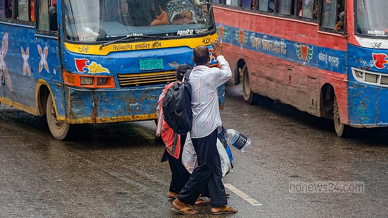 চলন্ত গাড়ির সামনে দিয়ে হাত উঁচিয়ে রাস্তা পারের এই দৃশ্য রাজধানীর সব জায়গার; কিছুটা সময় বাঁচাতে ঝুঁকি নিচ্ছেন পথচারীরা