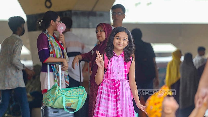 ঈদের ছুটি কাটিয়ে মানুষ যেমন ঢাকায় ফিরছে, তেমনি অনেকে আবার ঢাকা ছাড়ছেনও। মঙ্গলবার কমলাপুর রেলওয়ে স্টেশন থেকে তোলা